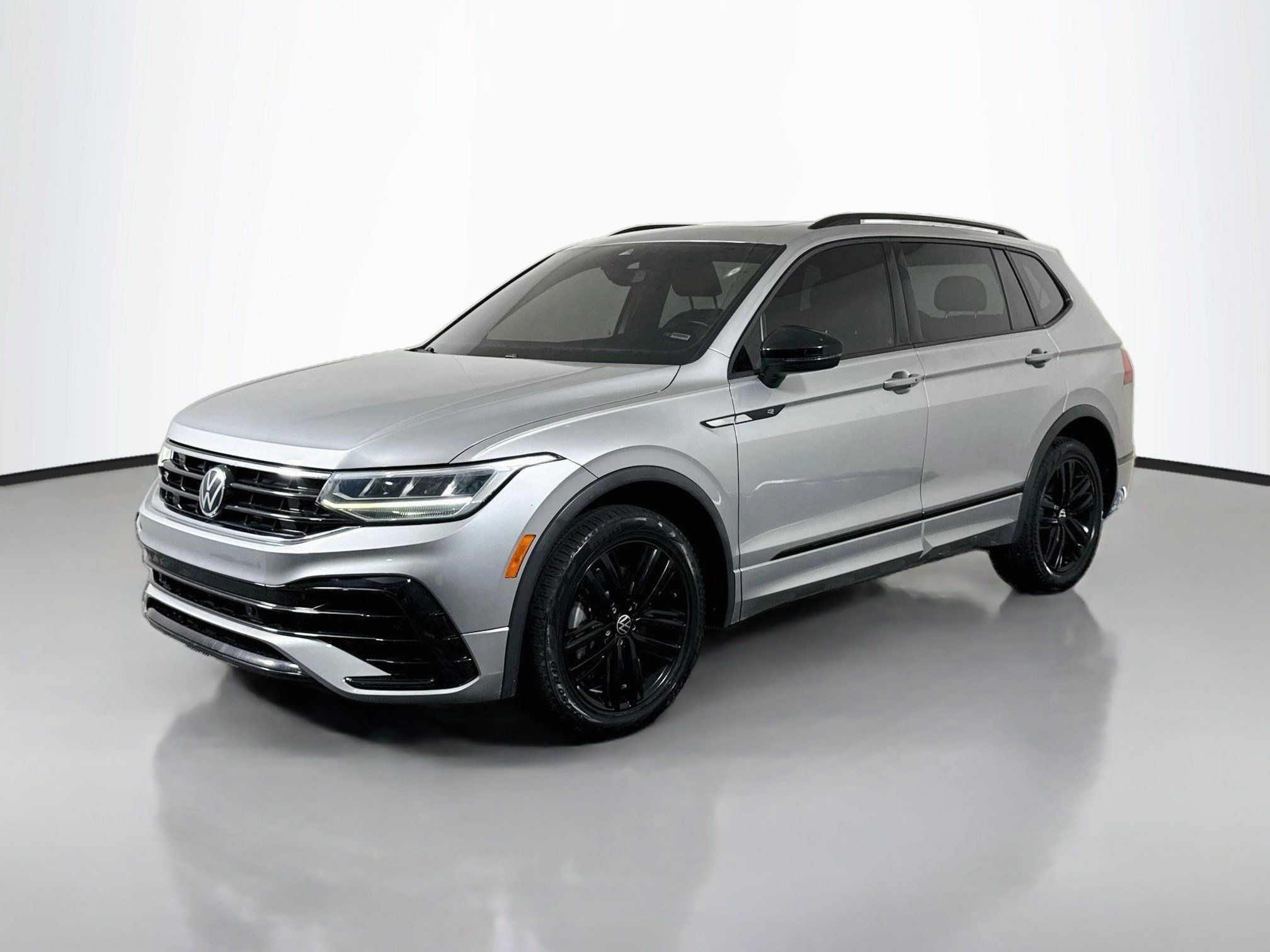 Used 2022 Volkswagen Tiguan SE R-Line FWD image 4