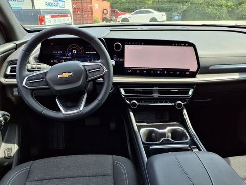 Used 2024 Chevrolet Traverse LT image 9