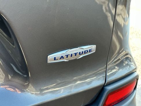 Used 2019 Jeep Cherokee Latitude Plus w/ Cold Weather Group image 18