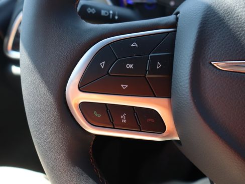 Used 2025 Chrysler Pacifica Pinnacle FWD image 17