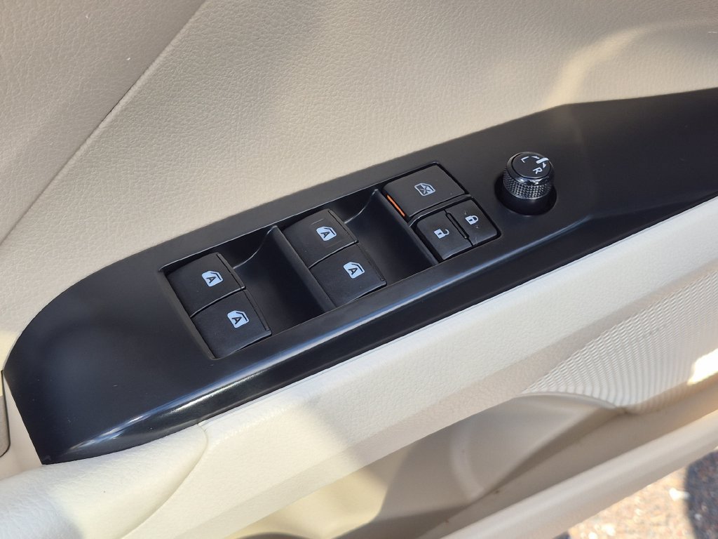Used 2018 Toyota Camry LE w/ Convenience Package FWD image 19