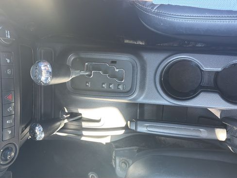 Used 2015 Jeep Wrangler Unlimited Rubicon w/ Connectivity Group AWD/4WD image 24