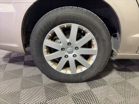 Used 2013 Chrysler Town & Country Touring image 44