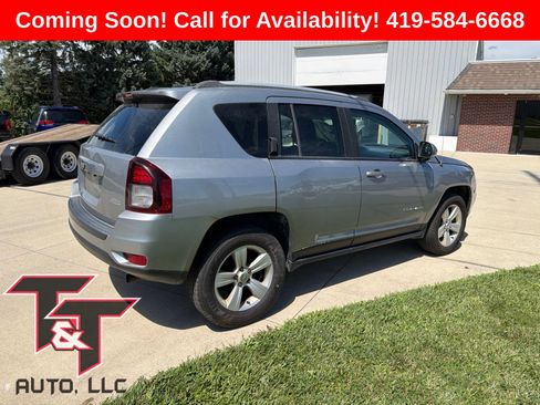Used 2017 Jeep Compass Latitude AWD/4WD image 2