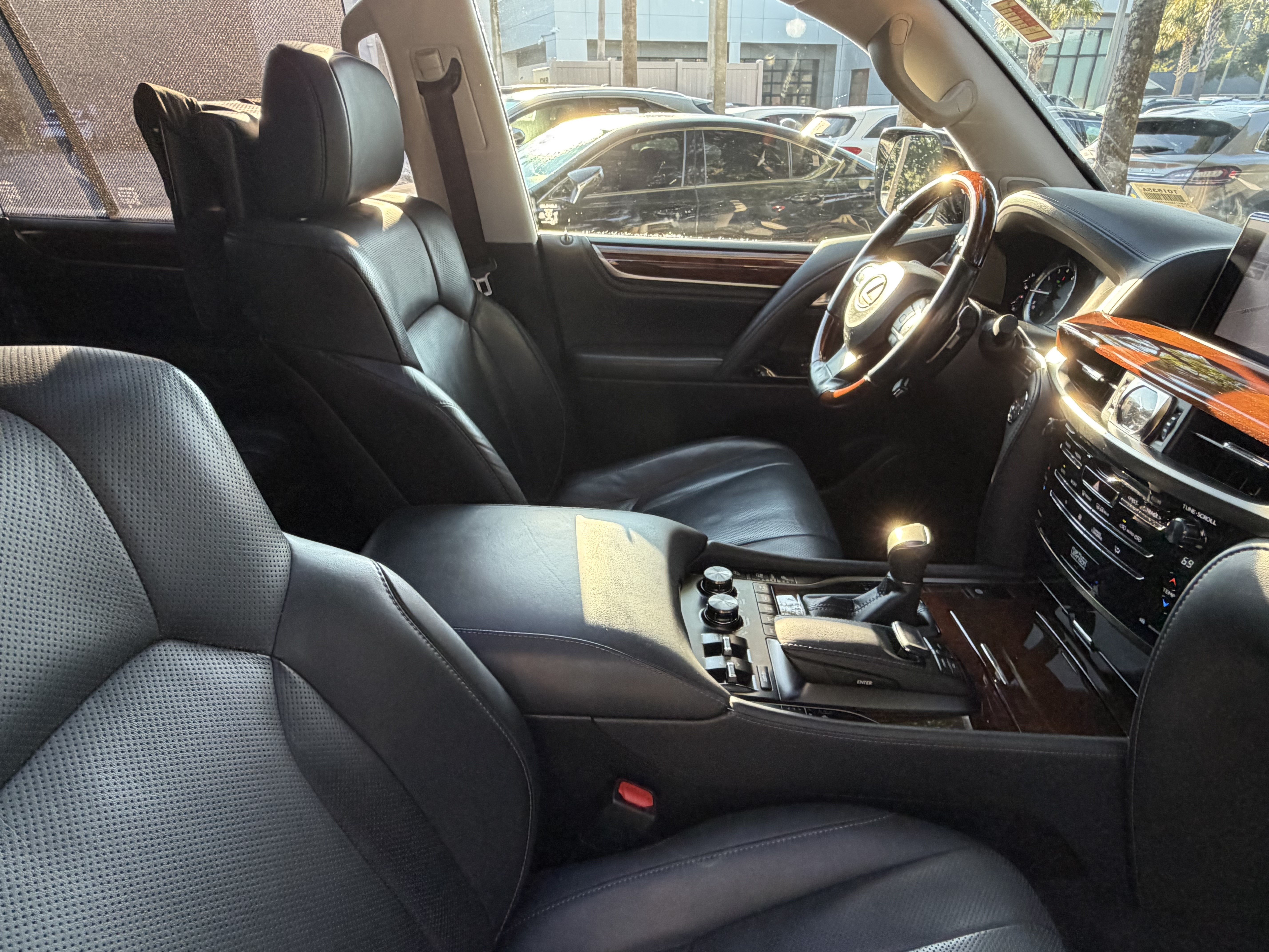 Used 2017 Lexus LX 570 4WD w/ Luxury Package image 46