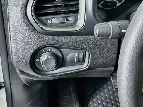 Used 2023 Jeep Renegade Latitude AWD/4WD image 17
