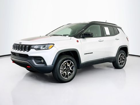 Used 2025 Jeep Compass Trailhawk AWD/4WD image 3