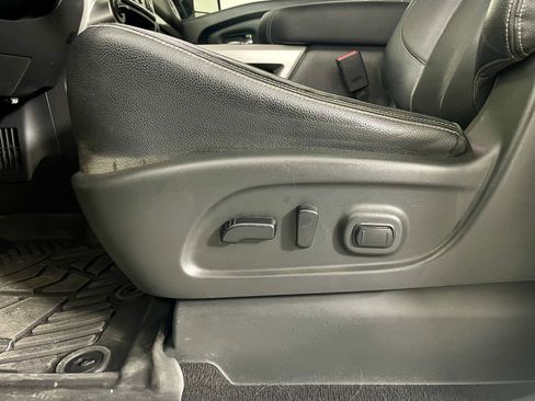 Used 2020 Nissan Titan SL w/ Moonroof Package image 13