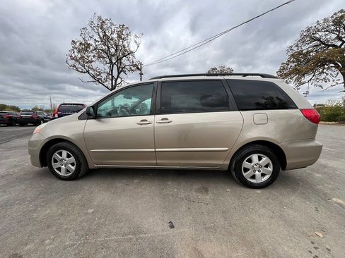 Used 2009 Toyota Sienna LE image 9