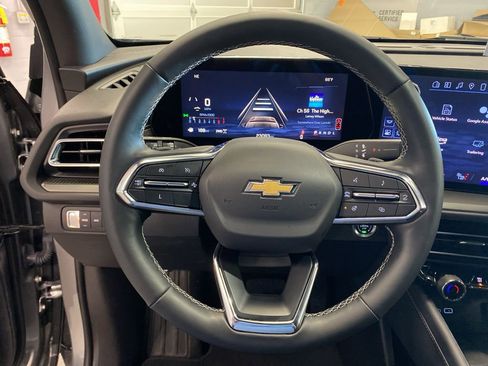 Used 2025 Chevrolet Traverse LT image 19