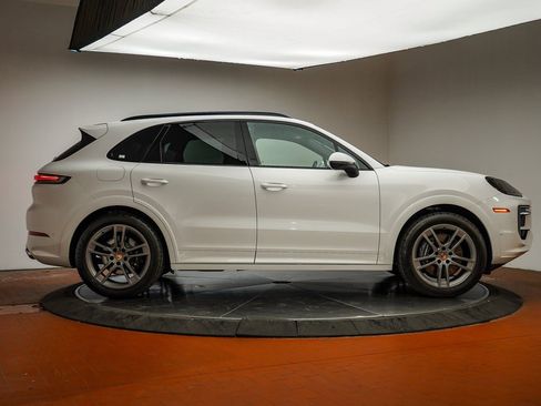 Certified 2025 Porsche Cayenne image 8