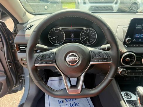 Used 2025 Nissan Sentra SR FWD image 5