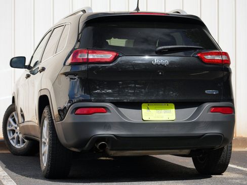 Used 2016 Jeep Cherokee Latitude w/ Cold Weather Group AWD/4WD image 5