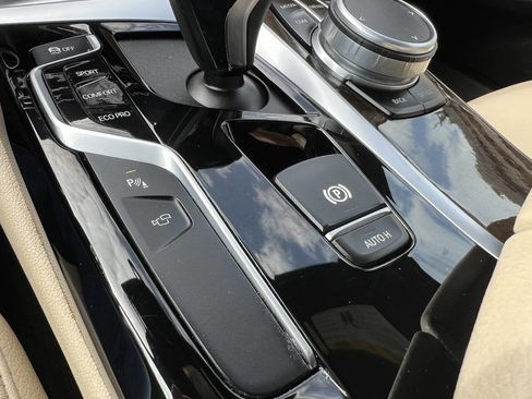 Used 2019 BMW 530i w/ Convenience Package image 36