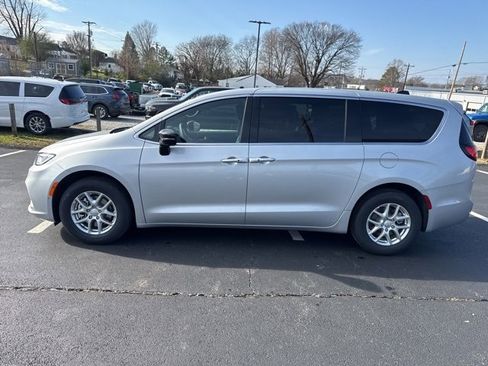 New 2026 Chrysler Pacifica Select image 4