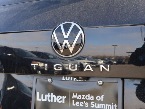 Used 2022 Volkswagen Tiguan SE w/ Panoramic Sunroof Package image 17