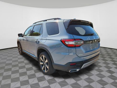 Used 2025 Honda Pilot Touring image 3
