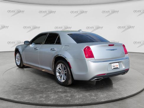Used 2019 Chrysler 300 Touring w/ Quick Order Package 2EF RWD image 5