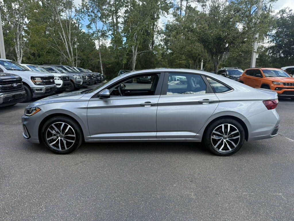 Used 2026 Volkswagen Jetta SE FWD image 2