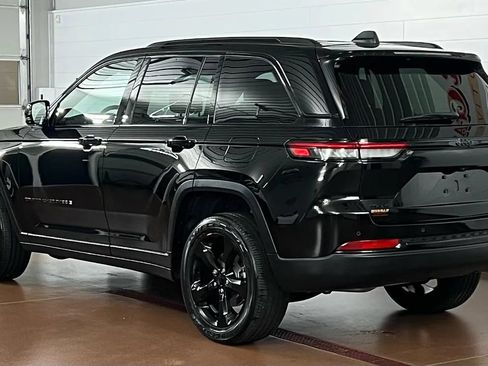 Used 2023 Jeep Grand Cherokee Altitude AWD/4WD image 5