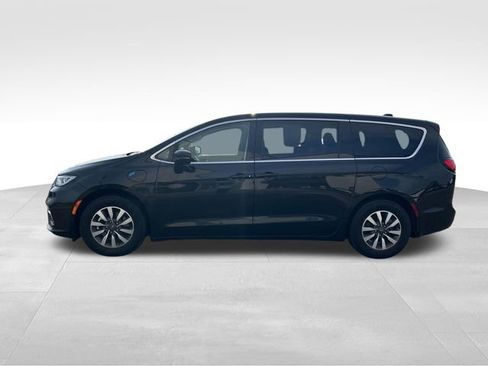 Used 2022 Chrysler Pacifica Touring-L image 2
