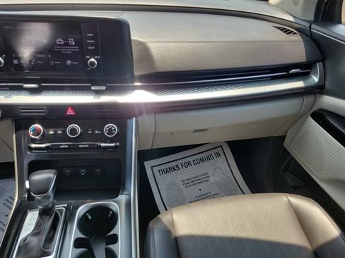 Used 2024 Kia Carnival LX FWD image 18