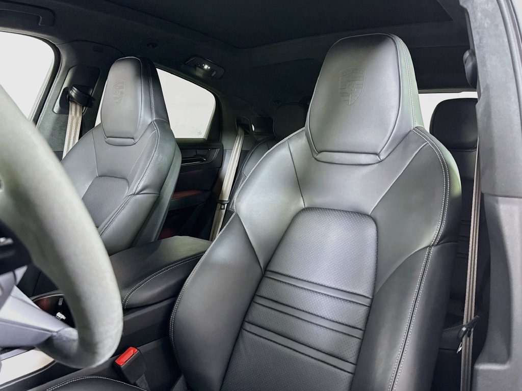 Certified 2025 Porsche Cayenne Turbo AWD/4WD image 5