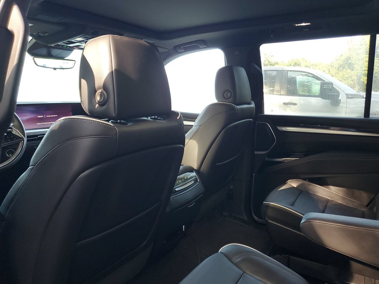Used 2026 Cadillac Escalade Luxury AWD/4WD image 9