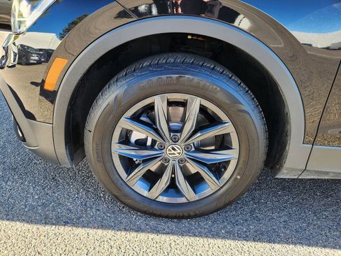 Certified 2024 Volkswagen Tiguan SE image 16