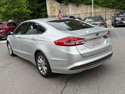 Used 2017 Ford Fusion SE w/ Fusion SE Technology Package FWD image 4