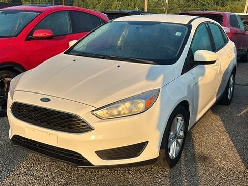 Used 2018 Ford Focus SE FWD image 2