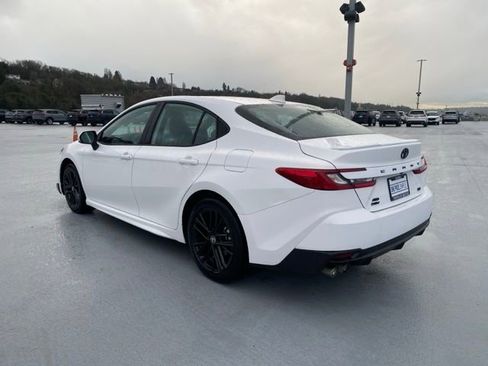 Used 2025 Toyota Camry SE w/ Convenience Package image 6