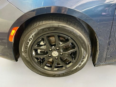 Used 2023 Chrysler Pacifica Touring-L FWD image 13