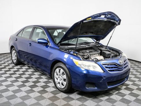 Used 2011 Toyota Camry LE image 29