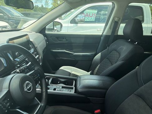 Used 2024 Nissan Pathfinder SV image 10