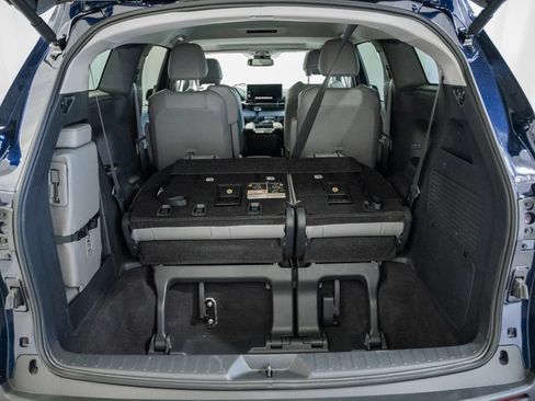 Used 2025 Toyota Sienna XLE FWD image 10