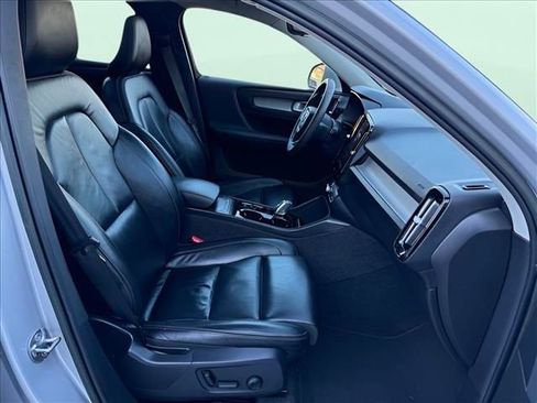 Used 2023 Volvo XC40 B5 Plus image 31