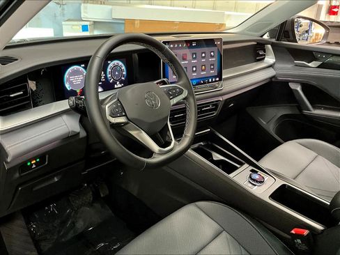 Used 2025 Volkswagen Tiguan SE w/ Panoramic Sunroof Package image 16