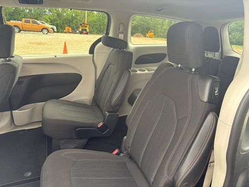 Used 2020 Chrysler Pacifica Touring w/ Advanced Safetytec Group FWD image 27