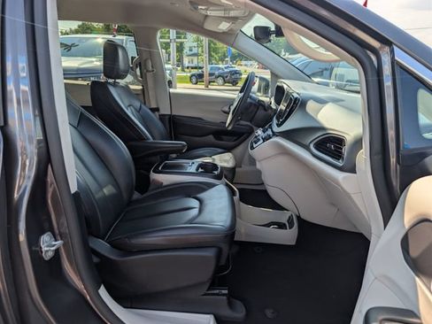Used 2023 Chrysler Pacifica Touring-L FWD image 12