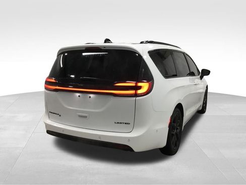 Used 2024 Chrysler Pacifica Limited w/ S Appearance Package image 14
