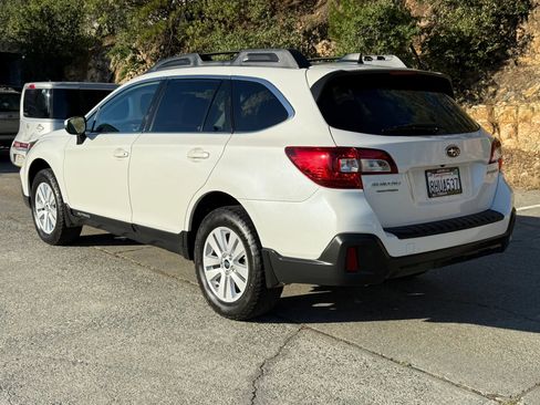 Used 2019 Subaru Outback 2.5i Premium w/ Popular Package #2 AWD/4WD image 4