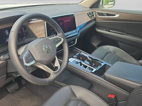 Used 2025 Volkswagen Atlas SEL AWD/4WD image 32