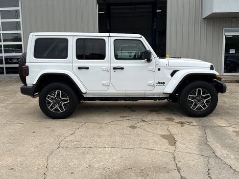 Used 2025 Jeep Wrangler Unlimited Sahara AWD/4WD image 2