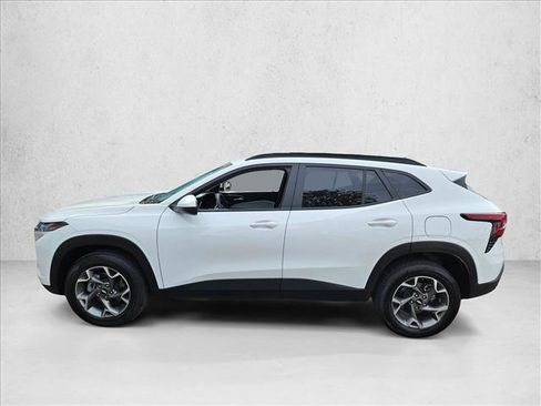 Used 2025 Chevrolet Trax LT FWD image 9