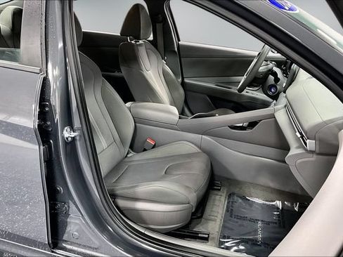 Used 2025 Hyundai Elantra SE FWD image 26