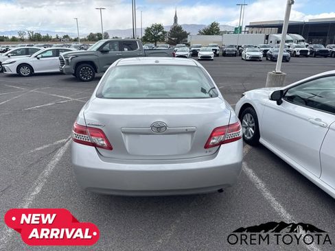 Used 2011 Toyota Camry LE image 5