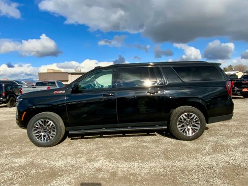 Used 2025 Chevrolet Suburban Z71 AWD/4WD image 2