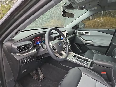 Used 2023 Ford Explorer XLT w/ Equipment Group 202A AWD/4WD image 43