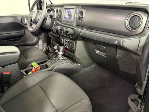 Used 2023 Jeep Gladiator Willys image 9